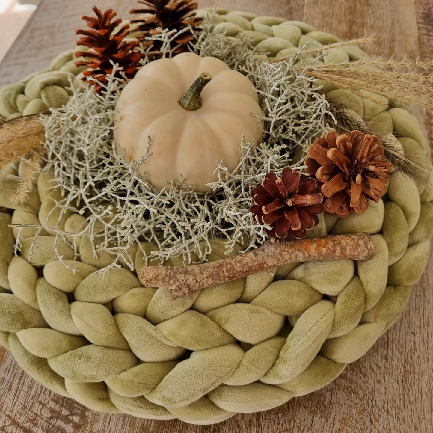 Samtkranz Salbeigrün – handgefertigter Tür- & Tischkranz aus Samtgarn – 22cm bis 40cm