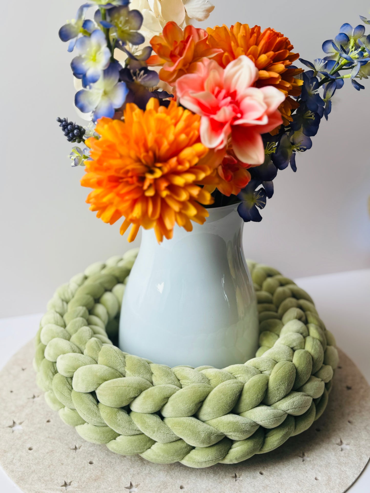 Samtkranz Salbeigrün – handgefertigter Tür- & Tischkranz aus Samtgarn – 22cm bis 40cm