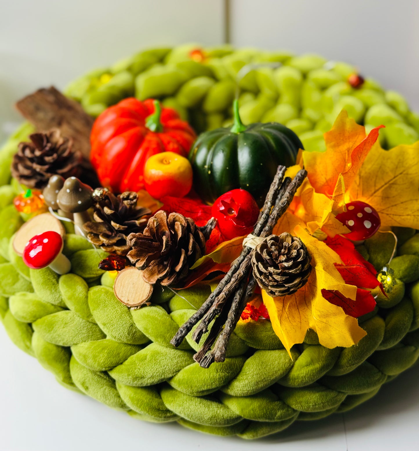 Samtkranz Pistazie – handgefertigter Tür- & Tischkranz aus Samtgarn – 22cm bis 40cm