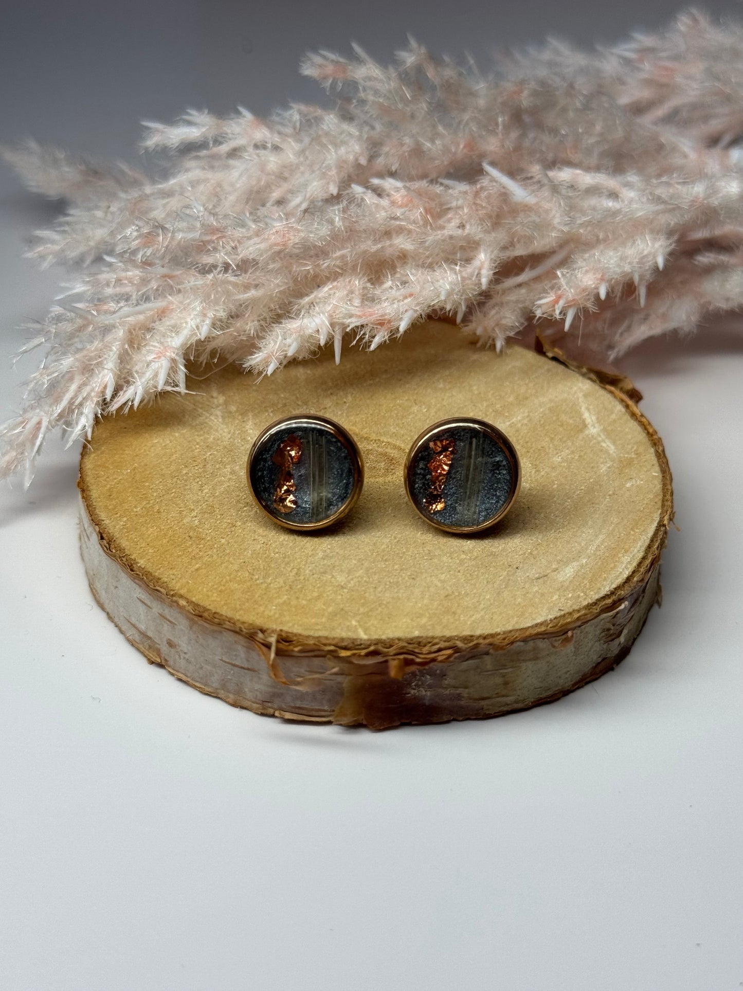 Personalisierte Ohrstecker aus Tierhaar - mit Blattveredlung