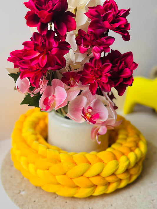 Samtkranz Gelb – handgefertigter Tür- & Tischkranz aus Samtgarn – 30 cm